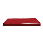 Finition et coutures coussin rouge bordeaux
