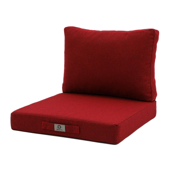 Coussin rouge bordeaux 50x50 cm en situation extérieure