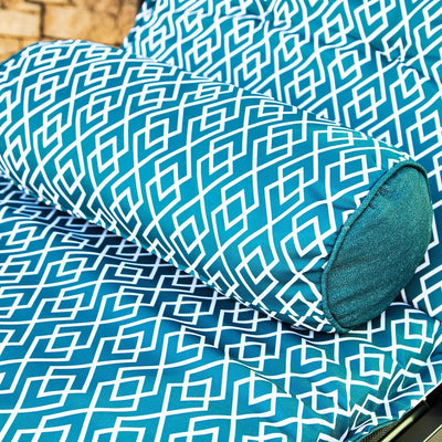 Deux coussins pour chaise longue avec motif géométrique vert turquoise et deux traversins, résistants aux UV, pour bains de soleil.