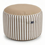 Pouf beige en situation extérieure