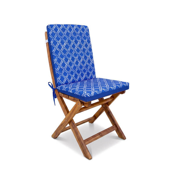 Coussin de chaise haut dossier motif Nautique Bleu installé sur une chaise pliante en bois