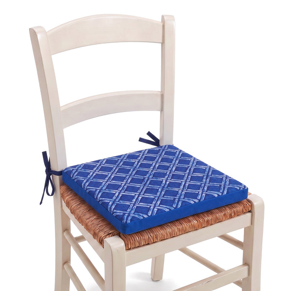 Cojín de silla 35x35 Motivo Náutico Azul atado a una silla