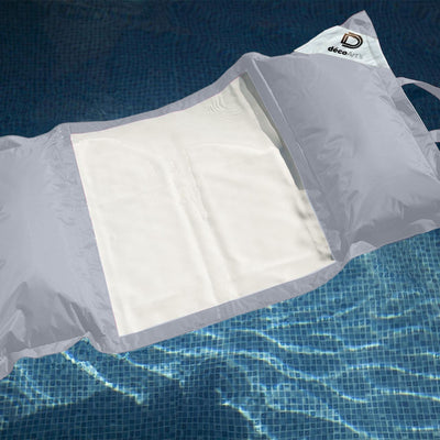 Pouf flottant pour piscine XXL gris clair, matelas hamac à billes pour adulte, extérieur confortable et tendance.