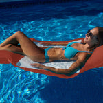 Pouf flottant piscine XXL terracotta de Deco-arts.fr avec matelas hamac à billes pour confort adulte en extérieur.