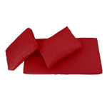 Ensemble de coussins pour salon de jardin rouge, déhoussables et anti-UV, comprenant une assise et deux dossiers.