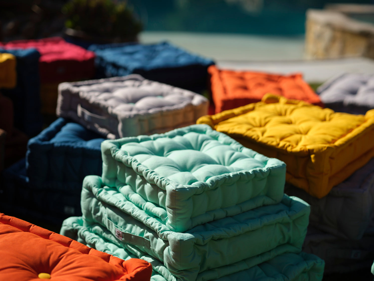 Pourquoi privilégier les coussins traités anti-UV et imperméabilisants de Deco-Arts.fr ?