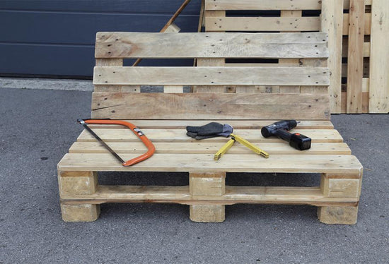 Créer un Canapé d'Extérieur Élégant avec des Palettes DecoArt's