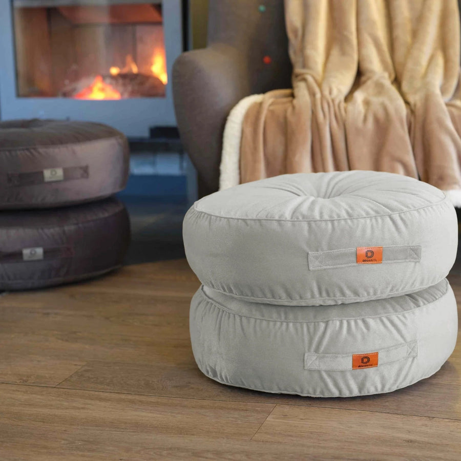 Deux poufs ronds en velours gris clair, de grande taille, avec poignées, parfaits pour la décoration intérieure.