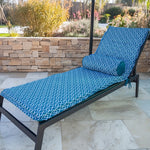 Matelas transat 195x60 cm avec motif géométrique vert, traversin, anti-UV et déperlant pour bain de soleil.