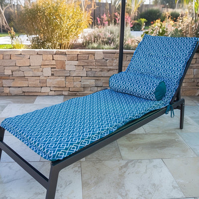 Matelas transat 195x60 cm avec motif géométrique vert, traversin, anti-UV et déperlant pour bain de soleil.