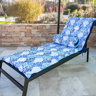 Matelas transat 195x60 cm avec motif feuillage bleu, traversin, anti-UV et déperlant, pour bains de soleil confortable.