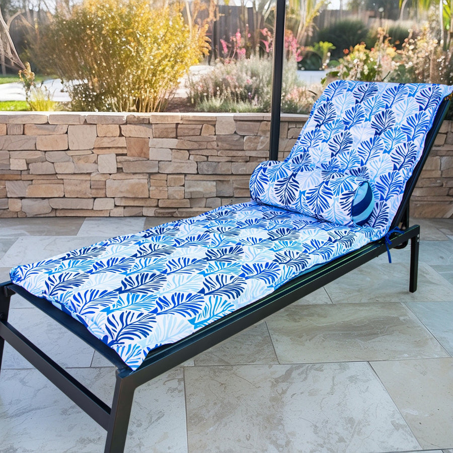 Matelas transat 195x60 cm avec motif feuillage bleu, traversin, anti-UV et déperlant, pour bains de soleil confortable.
