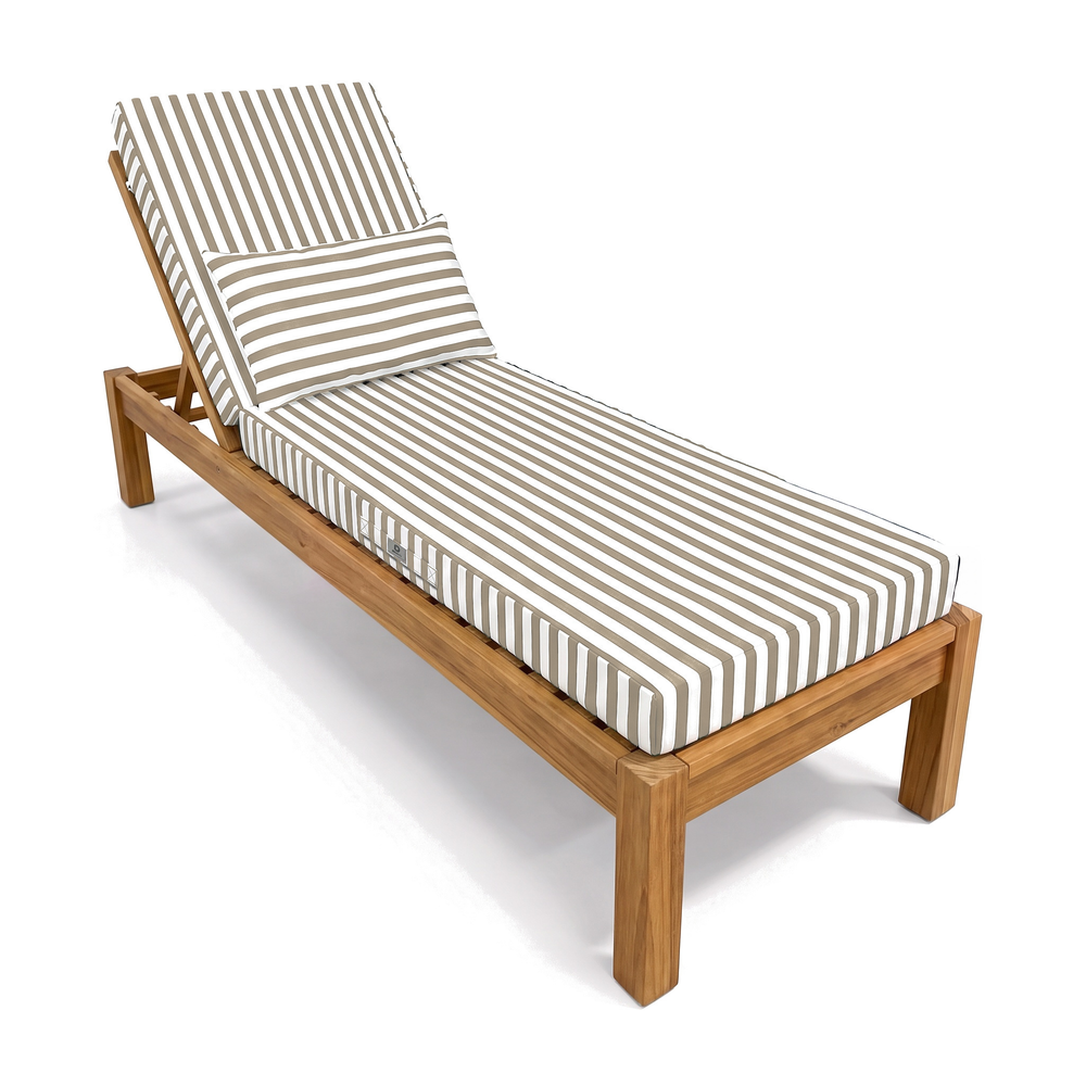 Colchoneta premium para tumbona, rayas beige, sobre una tumbona de teca, fondo blanco