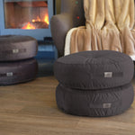 Deux poufs ronds en velours gris foncé avec poignées, design doux, pour intérieur, de la marque Deco-arts.fr.