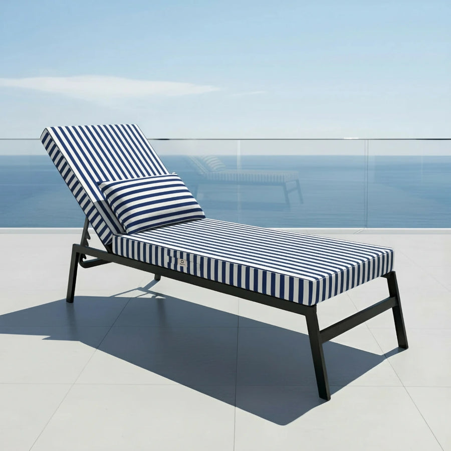 Matelas transat premium 190x60 cm, rayures bleu marine, épais 10 cm avec têtière, déhoussable pour bains de soleil.