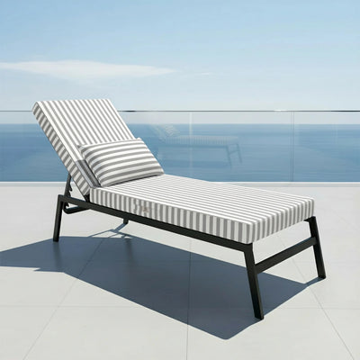 Matelas transat bain de soleil gris clair, rayé, épais 10cm avec têtière déhoussable, confort et style pour l’extérieur.