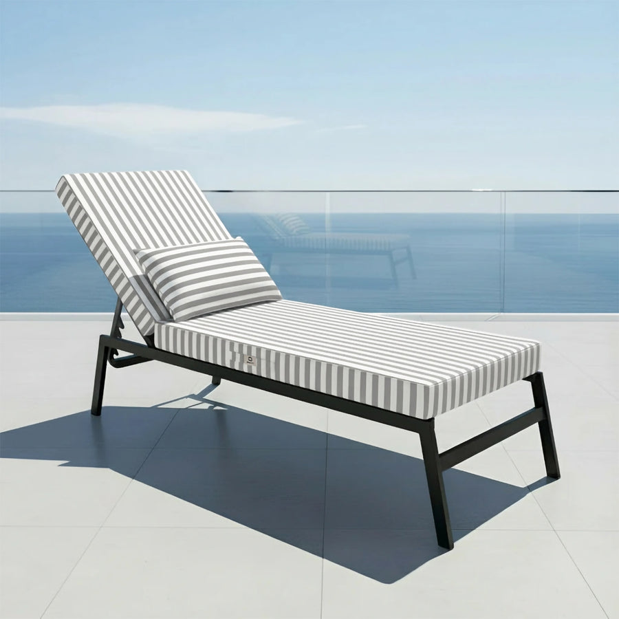 Matelas transat bain de soleil gris clair, rayé, épais 10cm avec têtière déhoussable, confort et style pour l’extérieur.