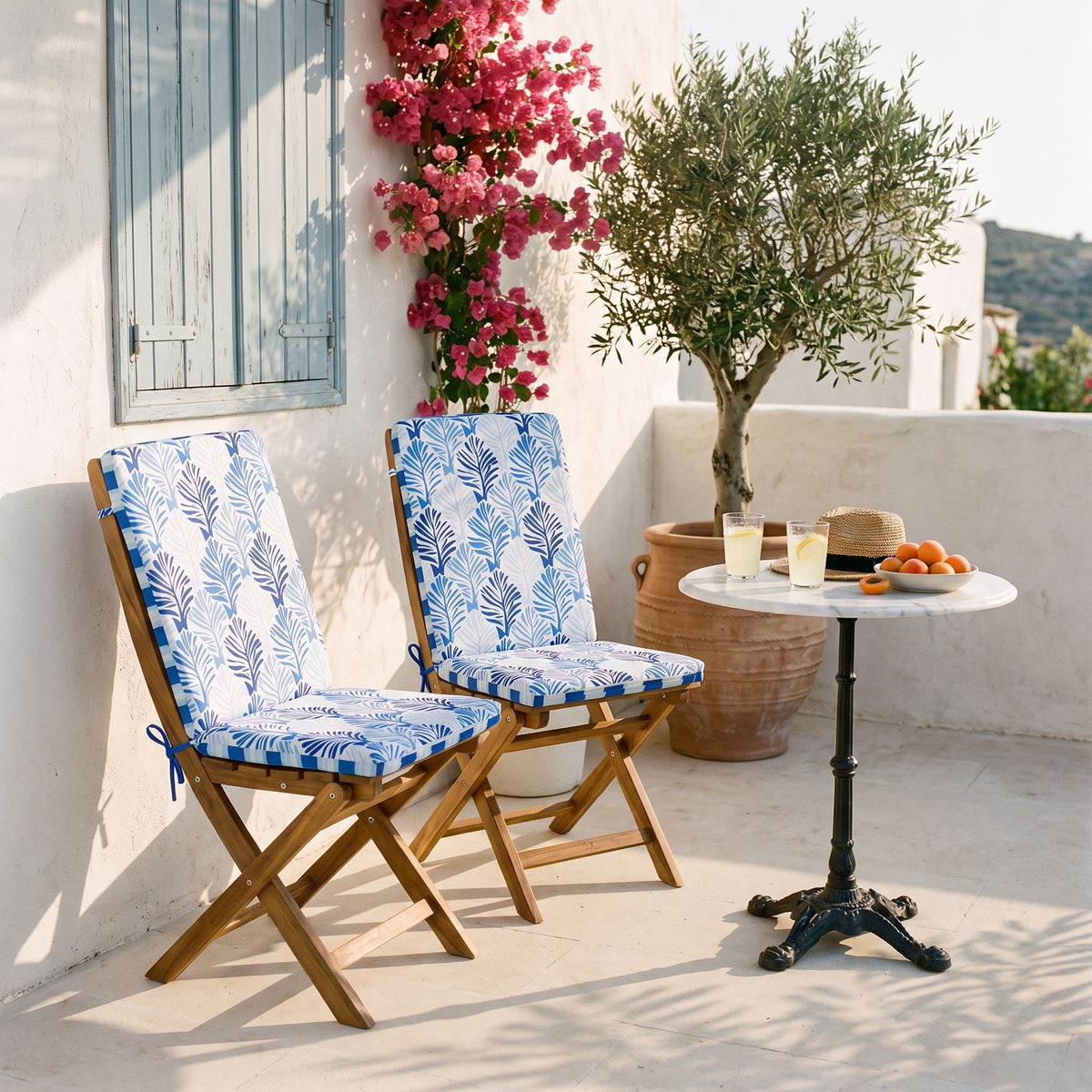 Cojines de silla de respaldo alto 95x40, Motivo Follaje Azul, en sillas plegables en una terraza