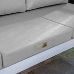 Coussins de salon de jardin gris galet pour fauteuils et canapés, déhoussables et anti-UV, avec assise et dossier.