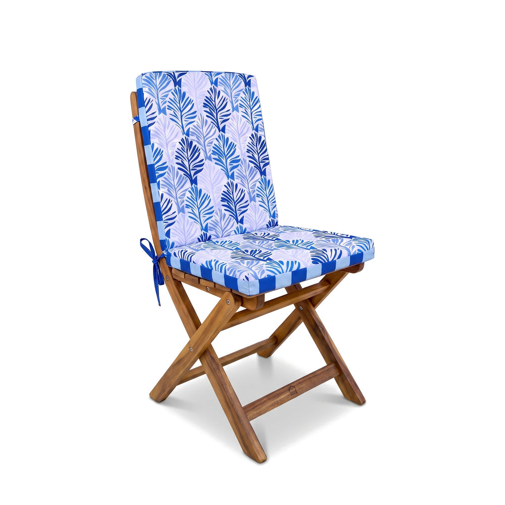 Cojín de silla de respaldo alto, Motivo Follaje Azul, en una silla plegable de madera