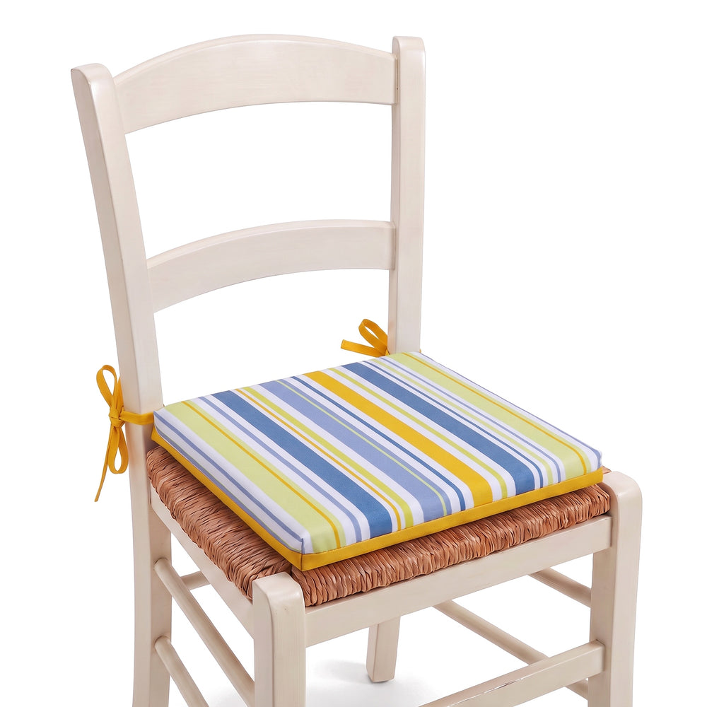 Cojín de silla 35x35 Motivo Rayas Solares atado a una silla