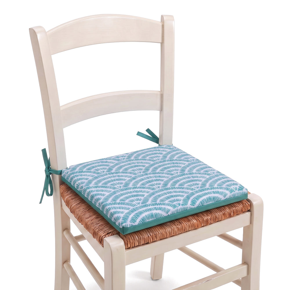 Cojín de silla 35x35 Motivo Abanicos Verdes atado a una silla