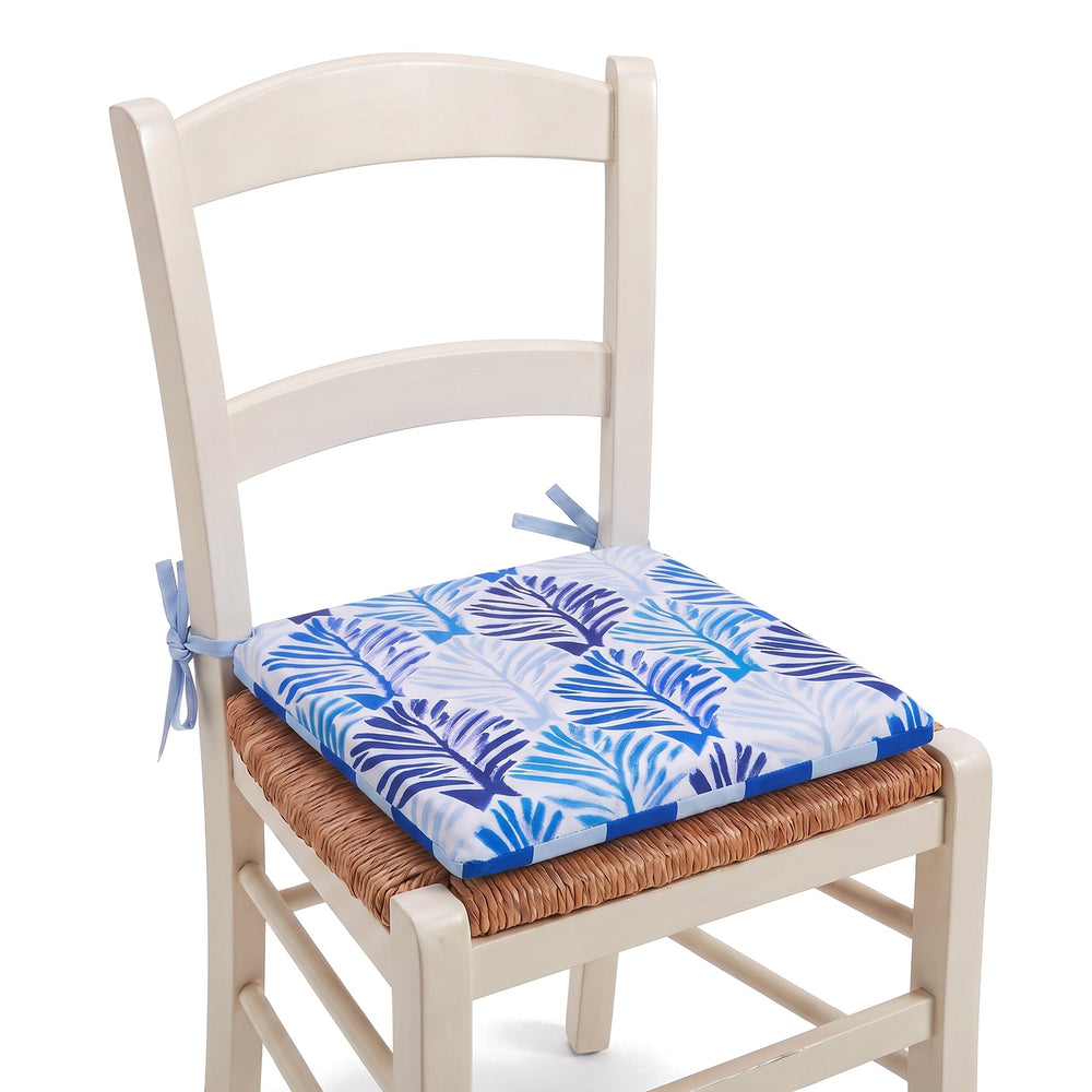 Cojín de silla 35x35 Motivo Follaje Azul atado a una silla