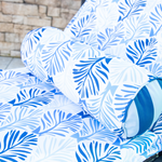 Matelas transat 195x60 cm avec motif feuillage bleu, traversin, anti-UV et déperlant, pour bains de soleil élégant.