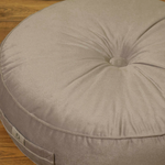 Deux poufs ronds en velours gris clair avec poignée, design doux, pour intérieur, de la marque Deco-arts.fr.