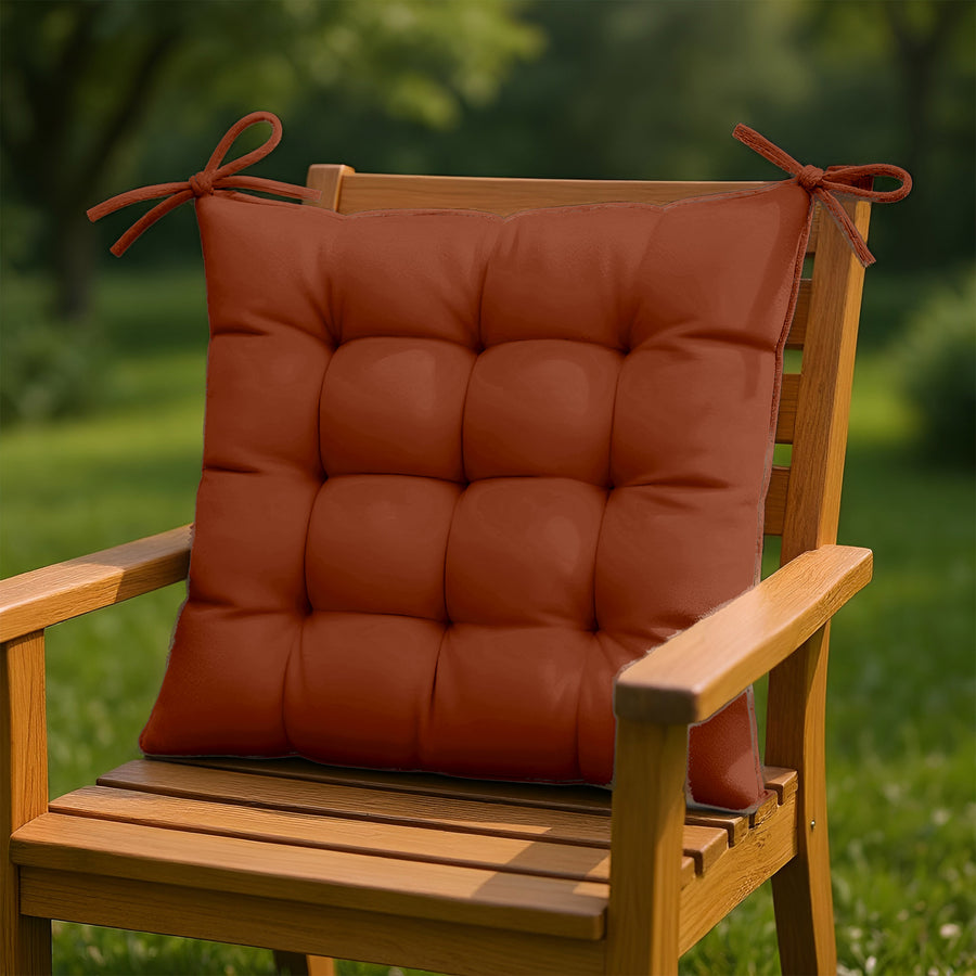 Galettes de chaise 40x40 cm en terracotta, déperlantes avec attaches, pour fauteuils et canapés intérieurs et extérieurs.