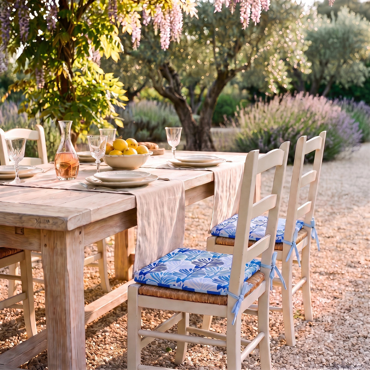 Cojines de silla 35x35 Motivo Follaje Azul en sillas de enea en un jardín provenzal