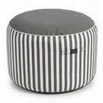 Pouf gris foncé  en situation extérieure