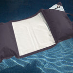 Pouf flottant de piscine XXL gris carbone de Deco-arts.fr, matelas hamac à billes pour confort adulte en extérieur.