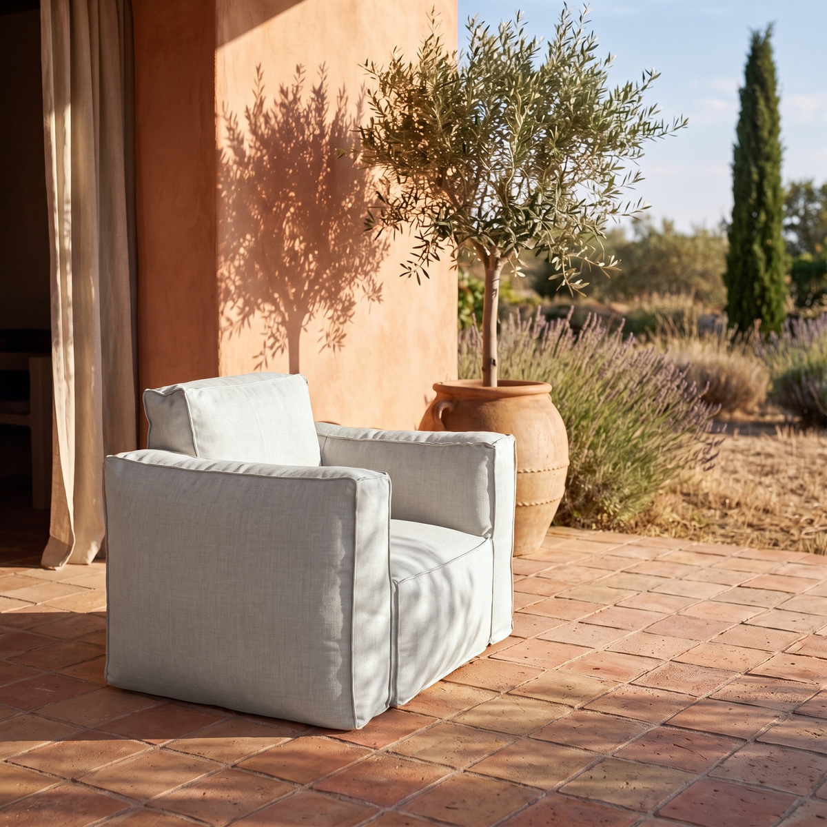 Sillón Modular de Jardín 90x75 Gris Guijarro en una terraza de barro cocido en la Provenza