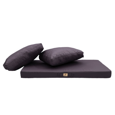 Ensemble de coussins pour salon jardin gris carbone, déhoussables et anti-UV, comprenant une assise et deux dossiers.