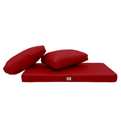 Ensemble de 3 coussins de salon jardin rouges pour fauteuils et canapés, déhoussables et anti-UV, comprenant une assise et deux dossiers.