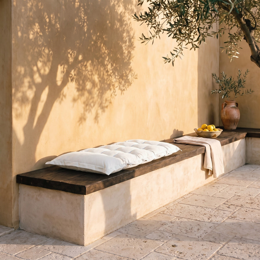 Coussin banc et sol capitonné 120x60 Blanc Cassé sur un banc en pierre, cour méditerranéenne