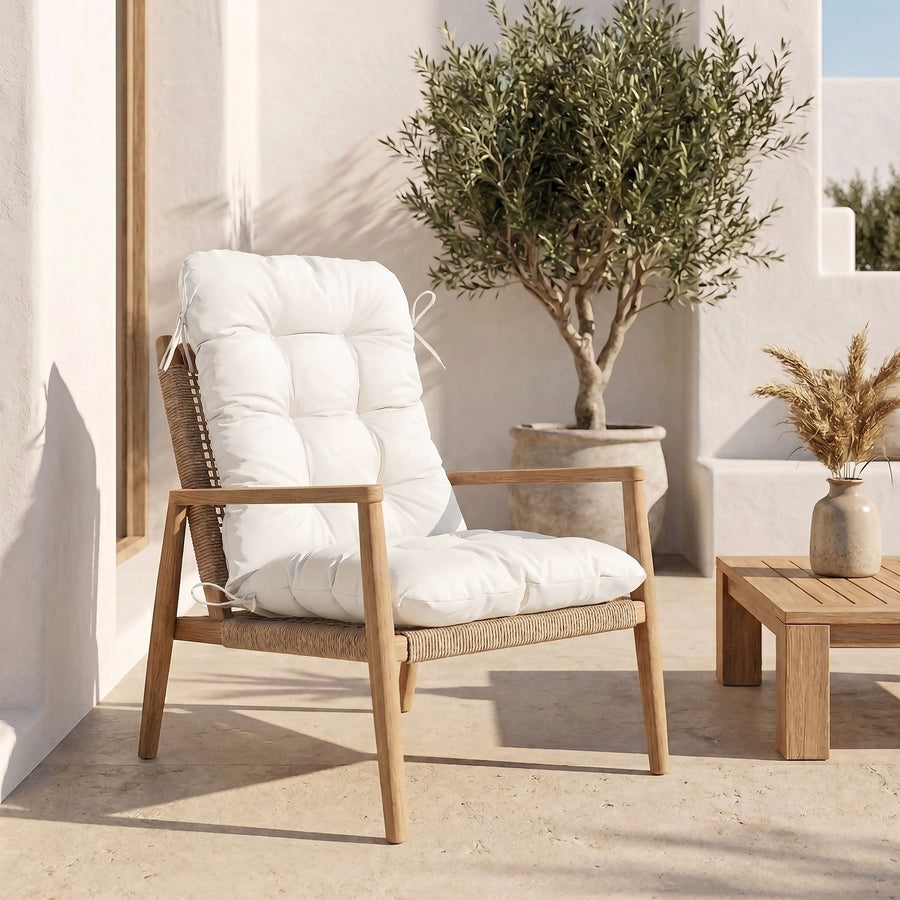 Coussin chaise dossier haut 120x50 Blanc Cassé sur un fauteuil en bois, terrasse méditerranéenne