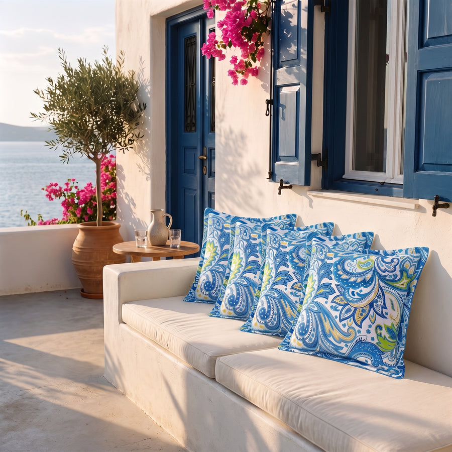 Lote de 4 cojines decorativos 45x45 motivo Arabesco en un banco de terraza frente al mar