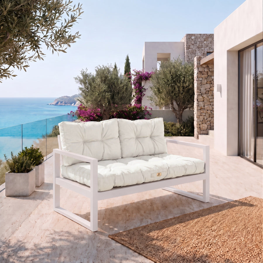 Ensemble coussins capitonné banquette 120x60 Blanc Cassé sur une banquette, terrasse face à la mer