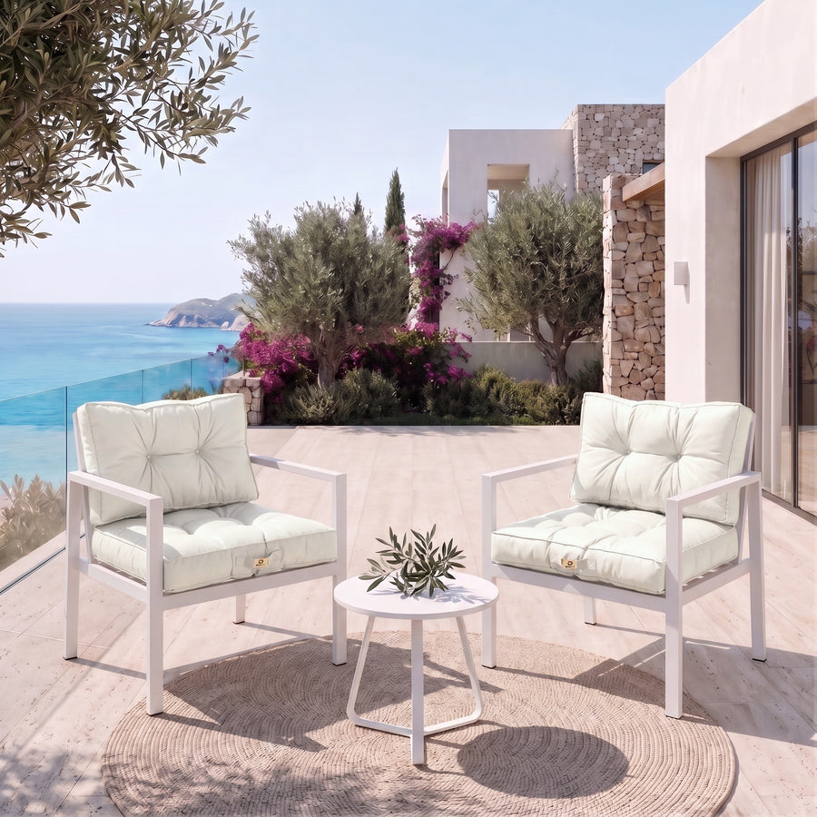 Ensemble coussins capitonné 50x50 Blanc Cassé sur deux fauteuils, terrasse face à la mer