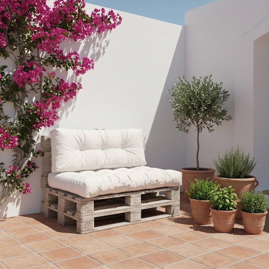 Ensemble coussins palette 120x80 Blanc Cassé sur un salon de palettes, terrasse fleurie