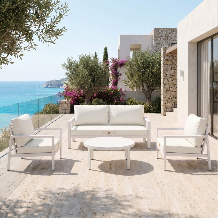 Coussins salon de jardin Blanc Cassé sur un canapé et deux fauteuils, terrasse face à la mer