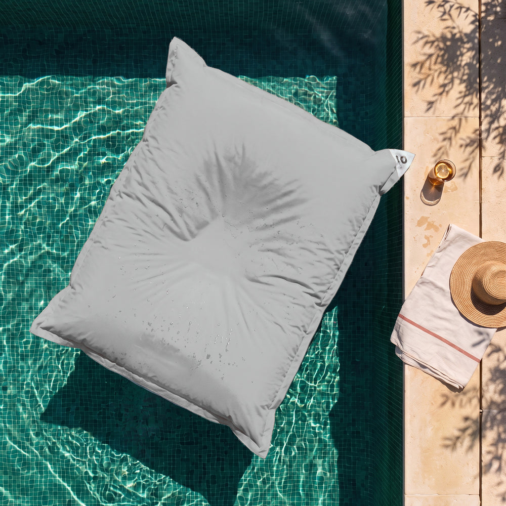 Solo funda, para rellenar – Puf gigante flotante Gris Guijarro sobre el agua de una piscina, vista cenital