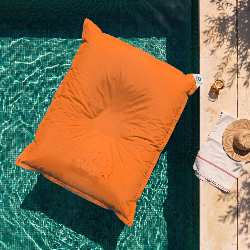 Solo funda, para rellenar – Puf gigante flotante Naranja sobre el agua de una piscina, vista cenital