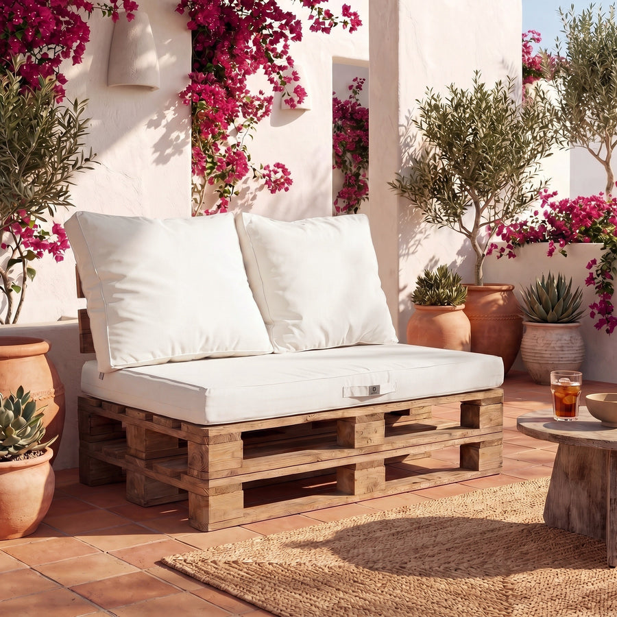 Kit coussins palette déhoussable 120x80 Blanc Cassé sur un salon de palettes, terrasse fleurie
