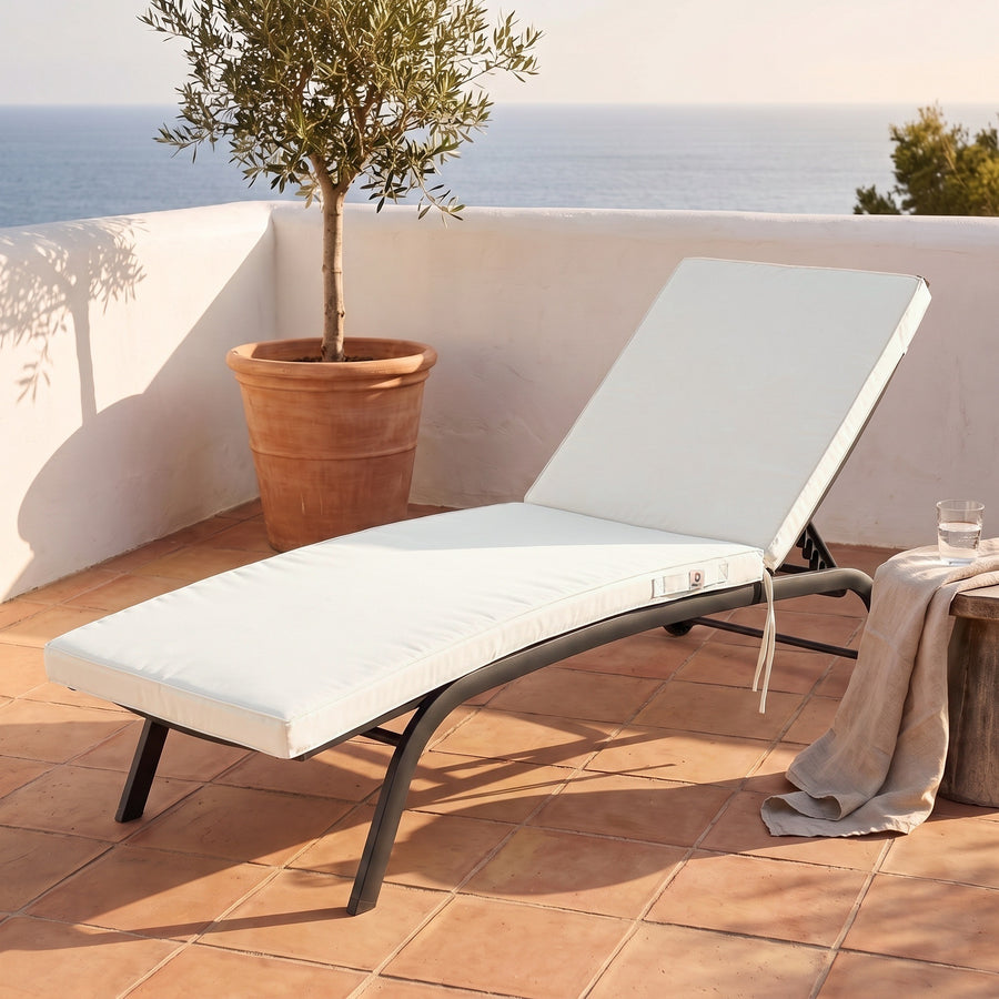 Matelas bain de soleil 185x60 Blanc Cassé sur un transat, terrasse face à la mer
