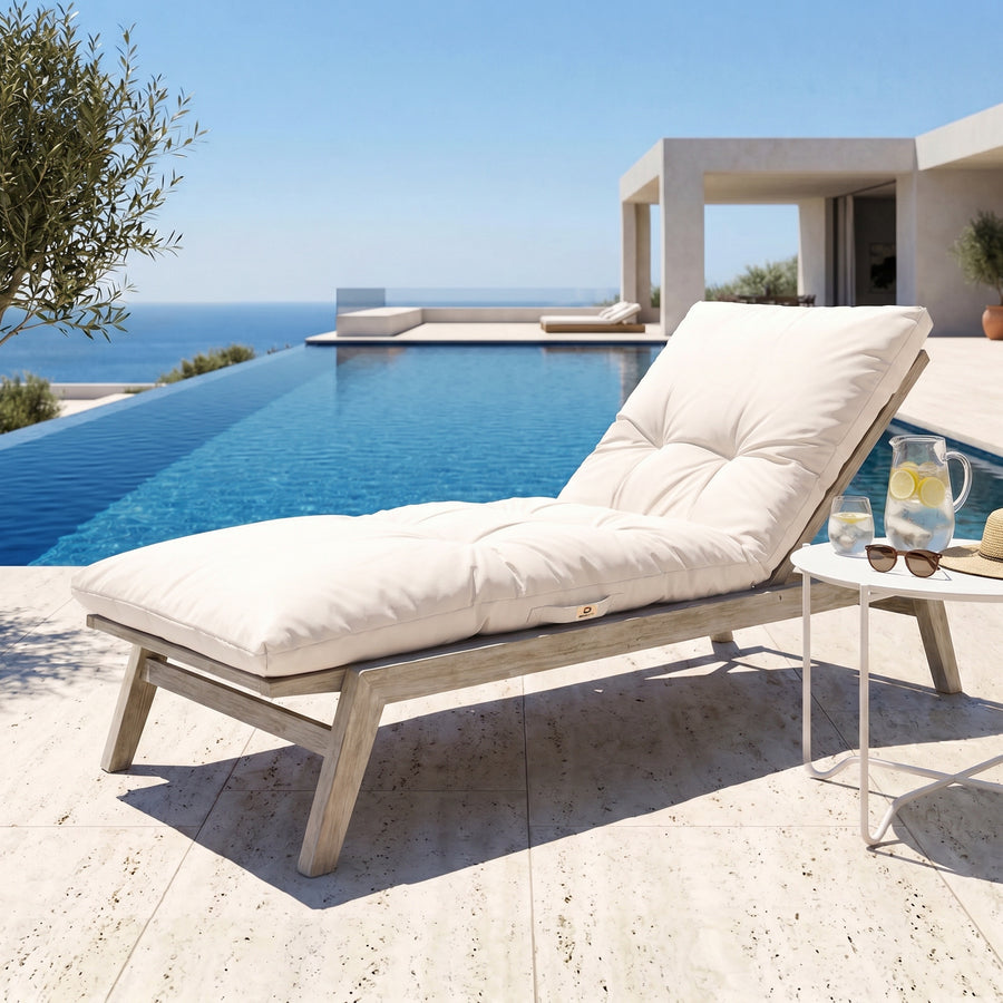 Matelas bain de soleil capitonné 185x60 Blanc Cassé sur un transat en bois au bord d'une piscine