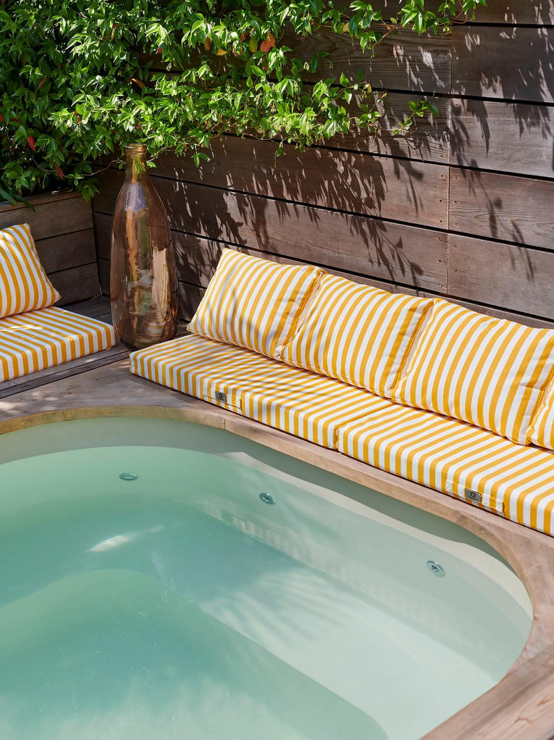 Bassin intégré terrasse — coussins jaunes Deco Arts — 3