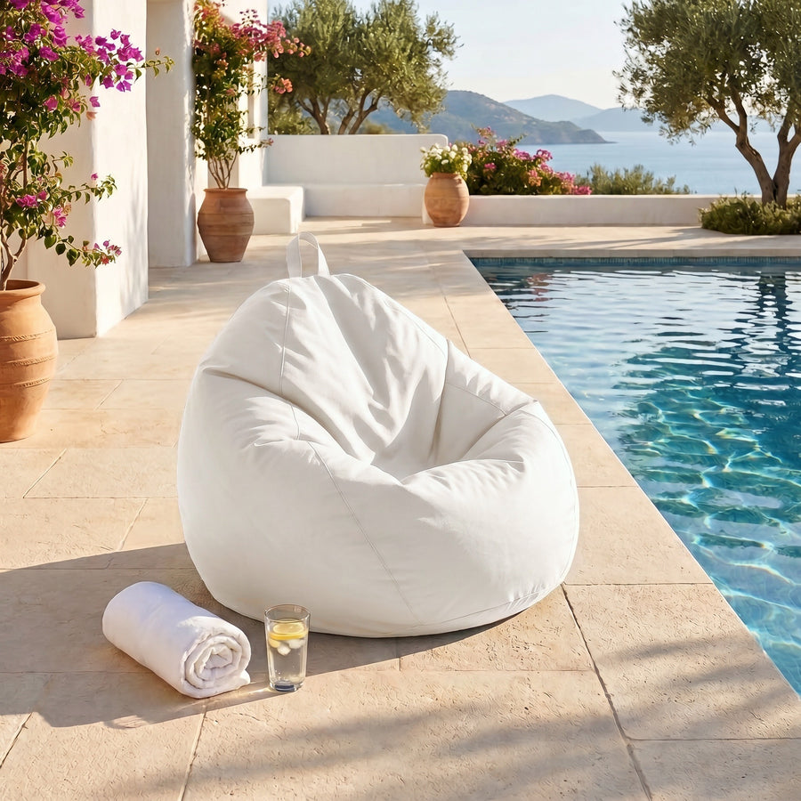 Puf pera XL 110x120 Blanco Roto junto a una piscina en una terraza soleada